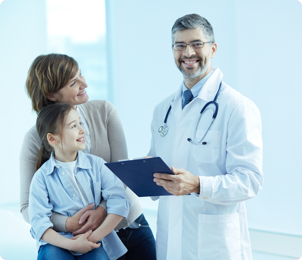 Doutor feliz, segurando prancheta com pacientes